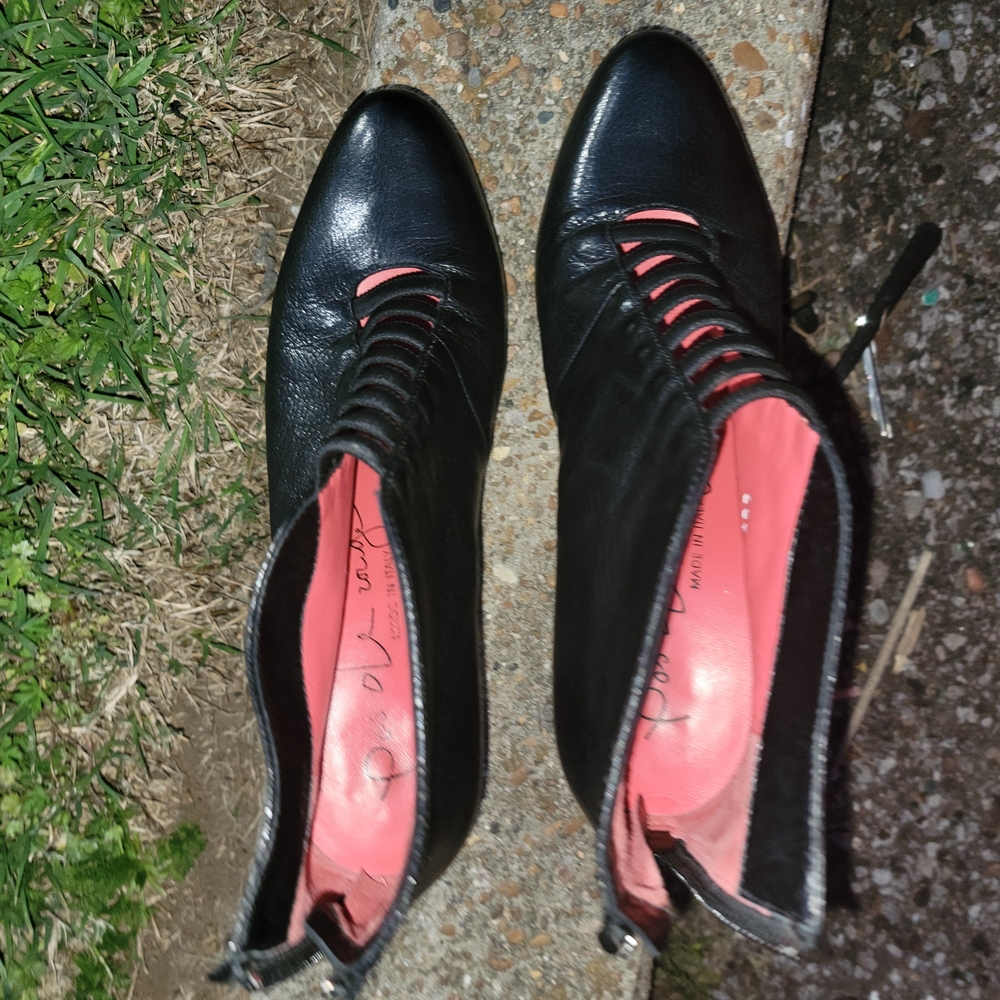 Pas de Rouge Black Leather Shoes with Pink Accents - Picture 2 of 4